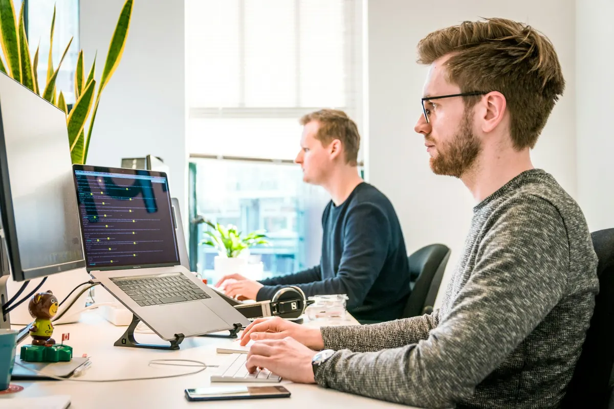 Equipo empresarial analizando resultados de ventas digitales